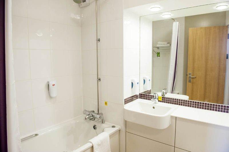 Premier Inn London Enfield Exteriör bild