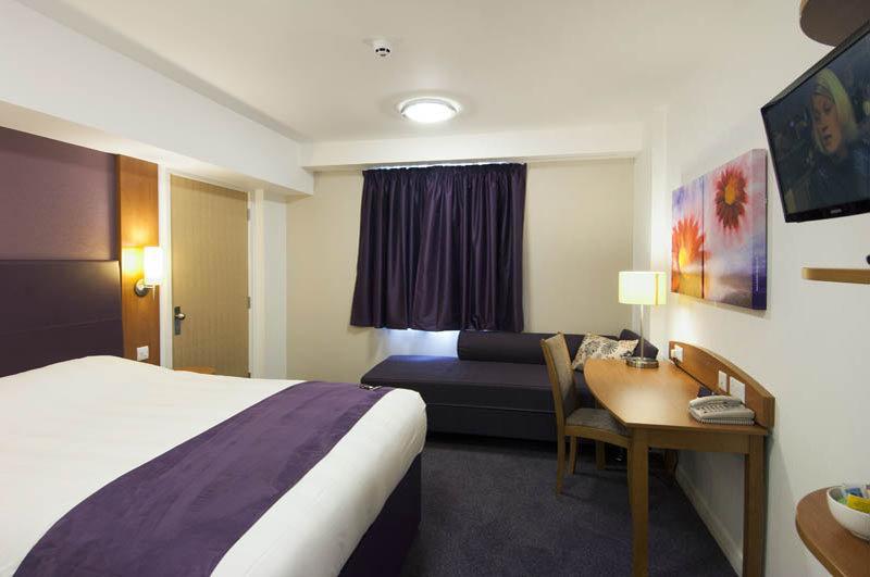 Premier Inn London Enfield Exteriör bild